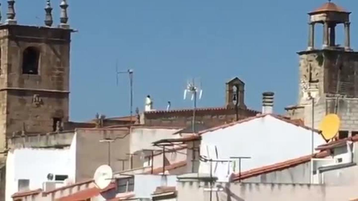El sacerdote de Arroyo de la Luz (Cáceres) da la misa encima del tejado de la iglesia