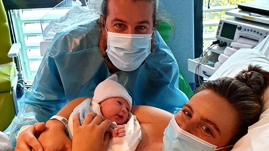 El pequeño Miguel con sus padres en el Hospital de Son Espases