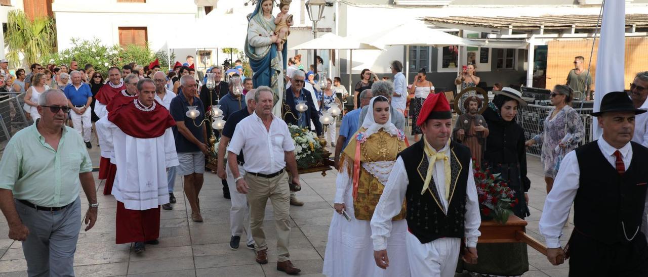 La procesión de la Virgen Santa María de las Nieves llega a la plaza de la Constitució.