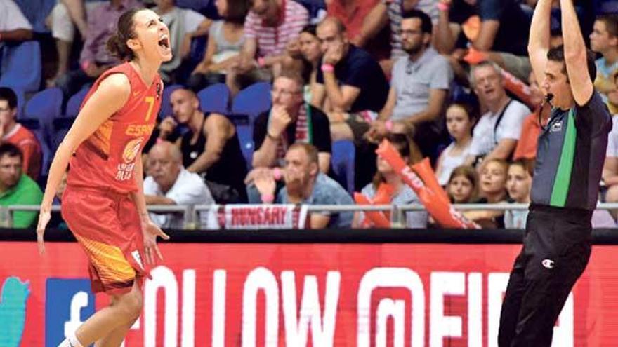 Alba Torrens celebra un triple en el encuentro de ayer.