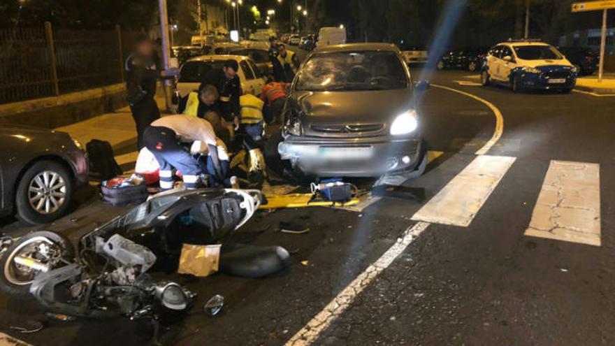 Estado en el que quedó la moto y el coche tras el accidente.