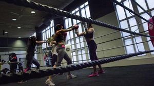 Mujeres entrenando en el cuadrilatero.