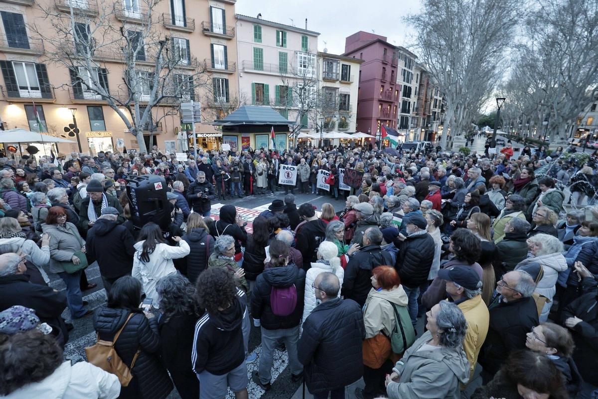Medio millar de personas se manifiesta en Palma contra el ataque de ...