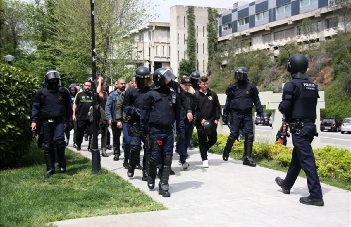 abertran33629937 els mossos d esquadra s emporten els neonazis fins160422151215