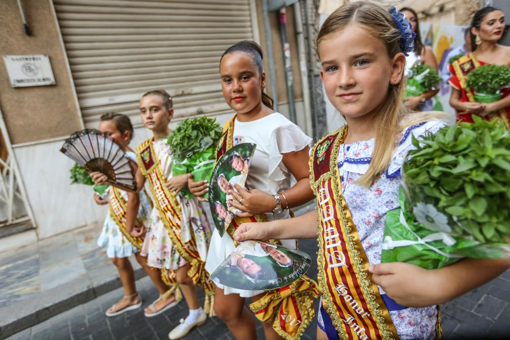 Centenares de callosinos participaron ayer en la tradicional comitiva por las principales calles del municipio vestidos con sus trajes huertanos.