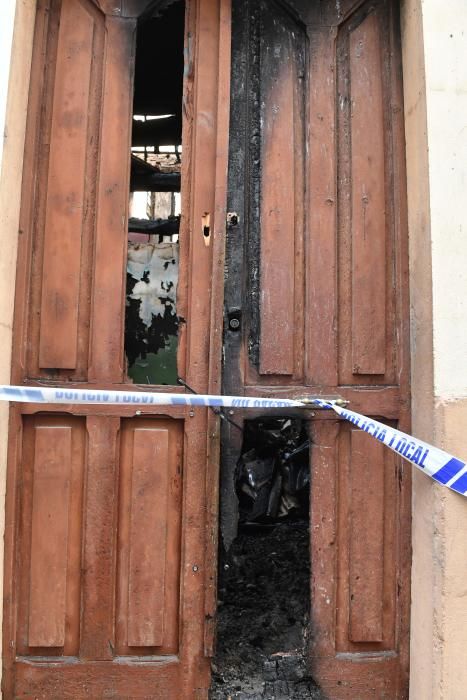 El incendio, en el número 10 de la calle San Luis, se declaró anoche y los bomberos trabajaron en la extinción de las llamas hasta la madrugada.