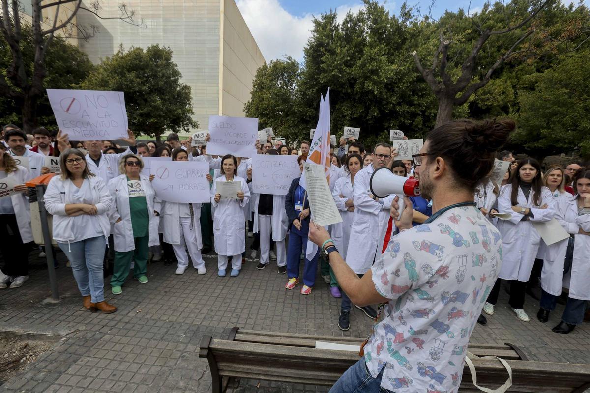 Protesta de los médicos del Hospital de Sant Joan contra el nuevo estatuto laboral