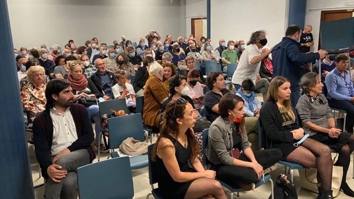 Público durante la charla llevada a cabo en la Casa da Cultura Manuel Lueiro Rey.