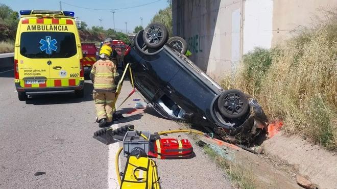 Dos heridos, uno de ellos crítico, en un choque entre una moto y un coche en Manresa