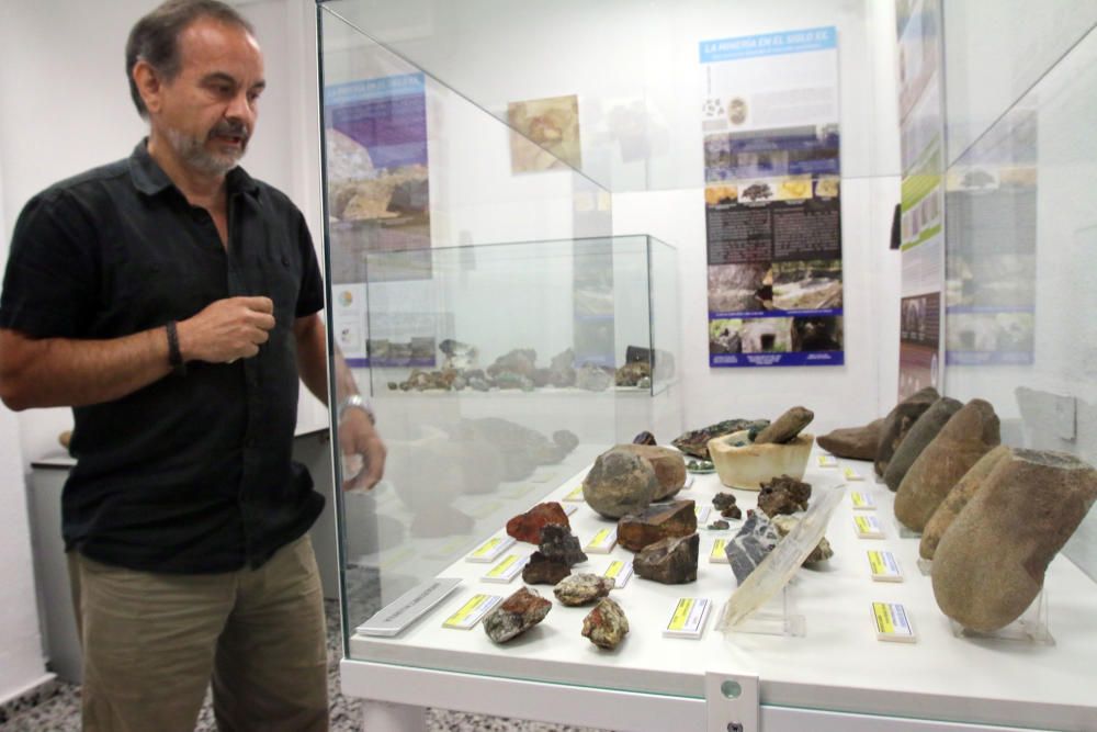 Más de 1.500 ejemplares entre gemas, minerales, óxidos y fósiles pueden apreciarse dentro del museo de la calle Bailén