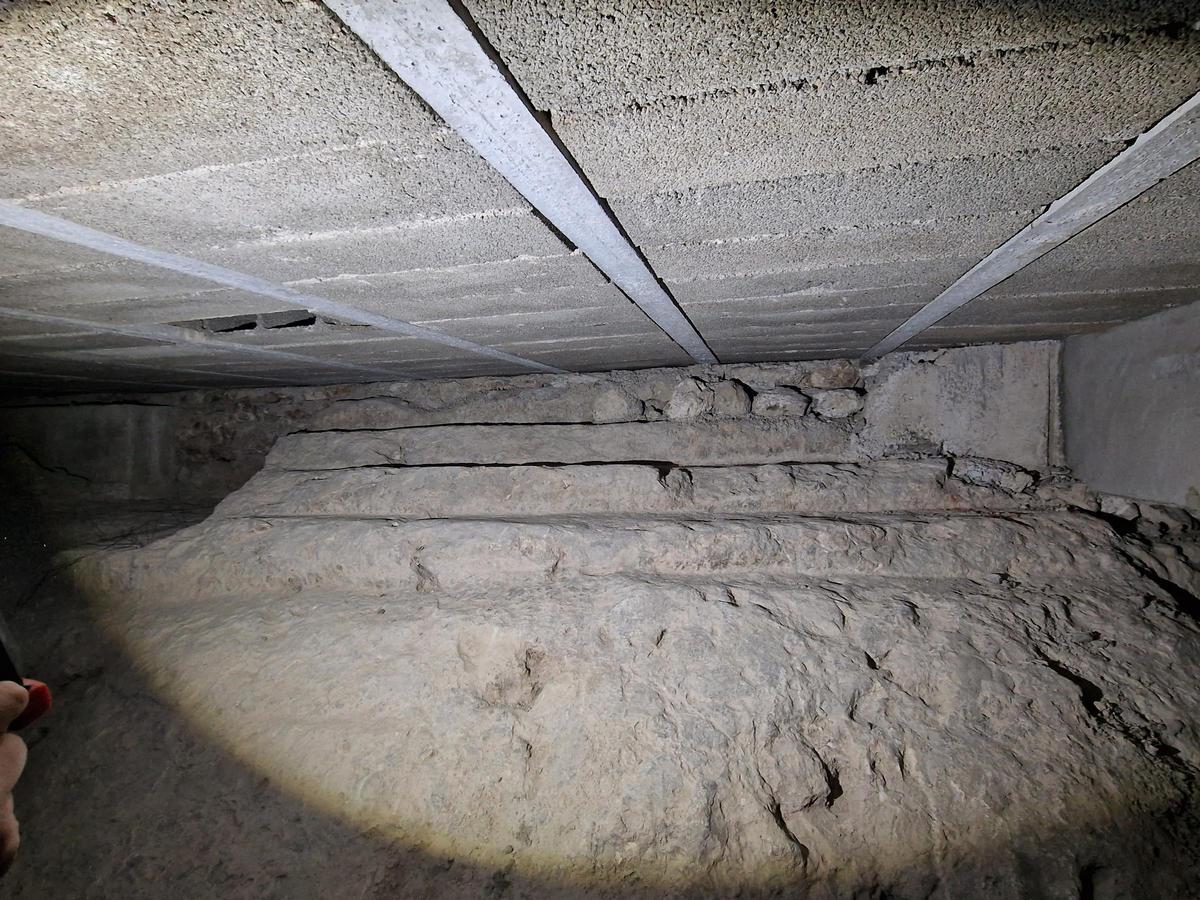 Peldaños tallados en la roca de una escalera que daba acceso a las celdas de la antigua cárcel