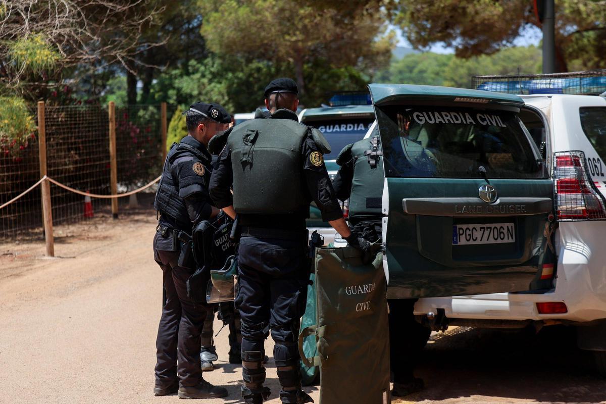 Las imágenes del despliegue policial por los okupas de Punta Arabí. Las imágenes del despliegue policial por los okupas de Punta Arabí.