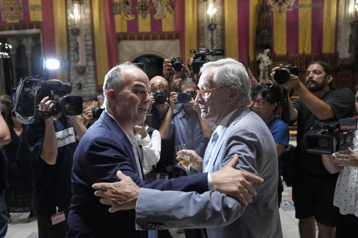 GRAFCAT6990. BARCELONA, 26/07/2024.- El hasta hoy jefe del grupo municipal de Junts en el Ayuntamiento de Barcelona, Xavier Trias, saluda al secretario general de Junts, Jordi Turull (i), tras el pleno en el que se ha despedido de la vida política y del consistorio, del que fue alcalde, dando las gracias a su familia, sus compañeros de partido actuales y pasados y a los trabajadores, en un día "sin reproches" y afirmando que ha sido "feliz". EFE/Alejandro García