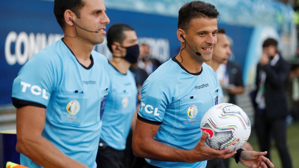 Gil Manzano, a la derecha, antes del Chile-Bolivia de la Copa América.