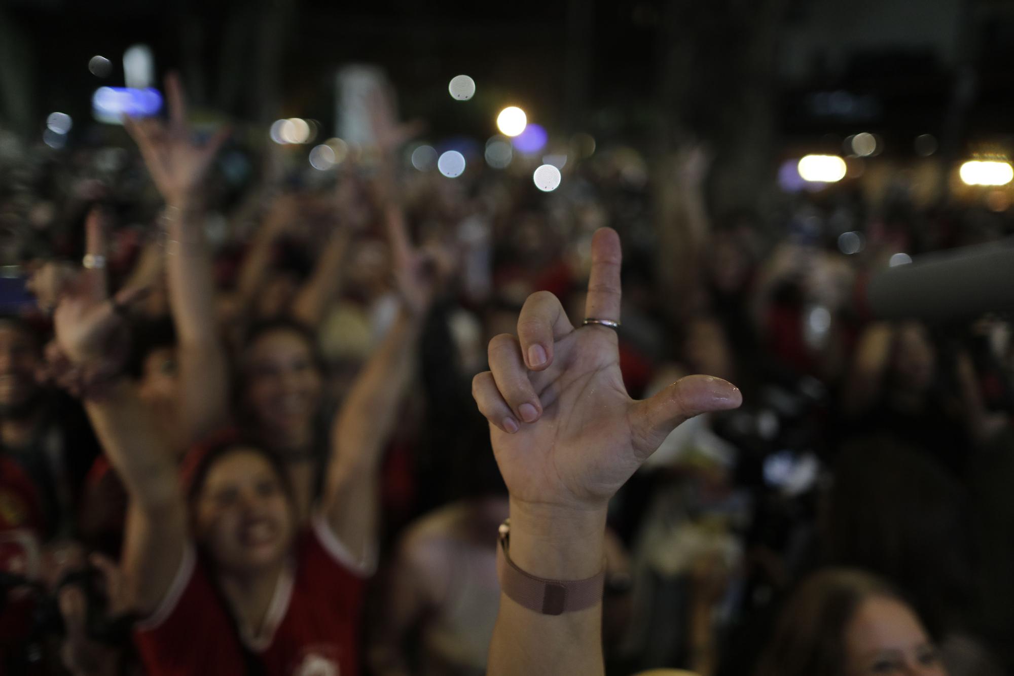 Ciudadanos esperan el resultado de las elecciones generales en Brasil