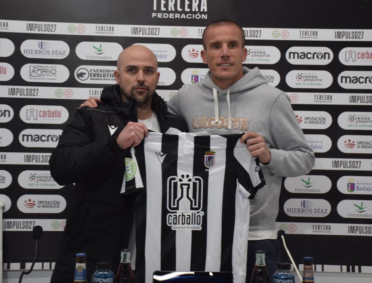 Luis Oliver Sierra junto a Lolo González en la presentación oficial del sanluqueño como jugador del Badajoz.