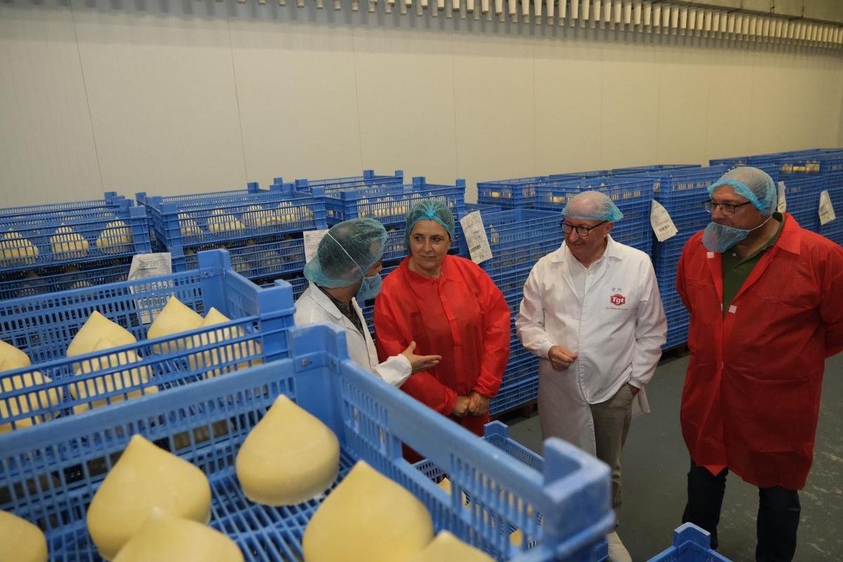Visita da delegada da Xunta á empresa Lácteos Ferrado Verde
