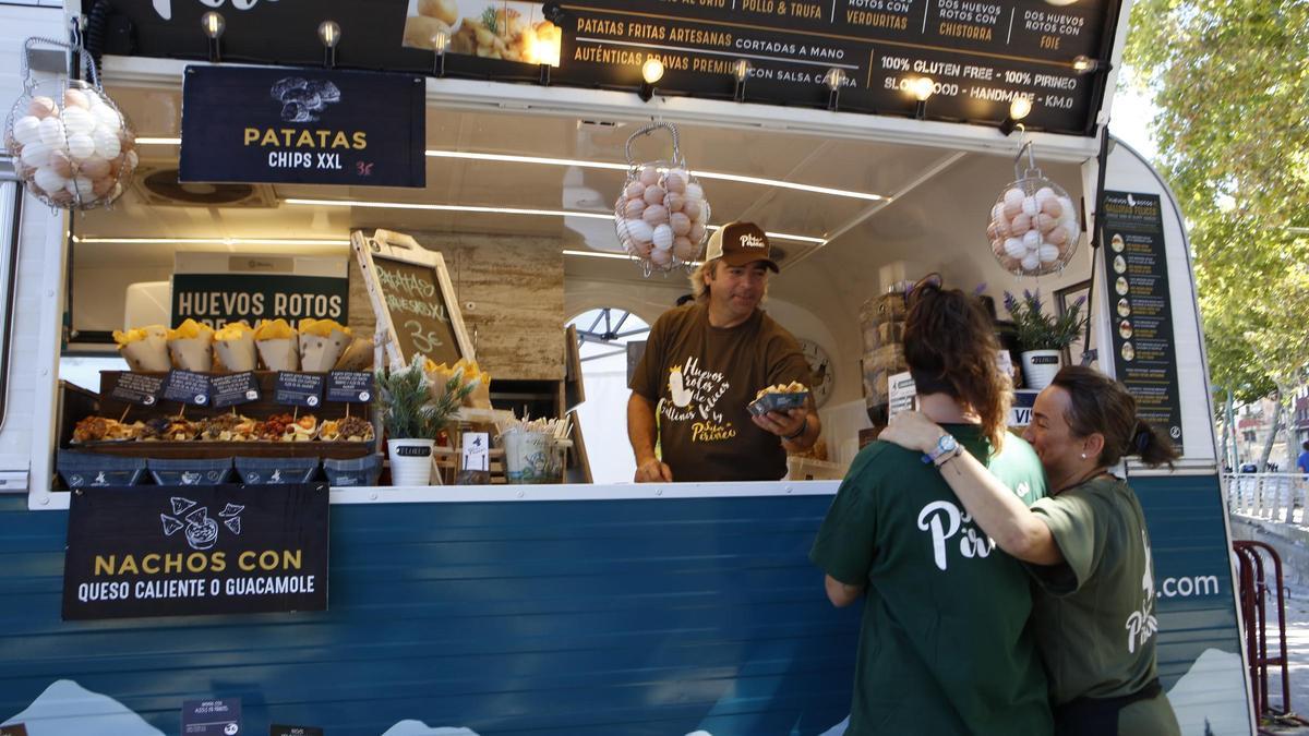 La foodtruck de Sabor a Pirineo sirviendo a visitantes de las Fiestas del Pilar
