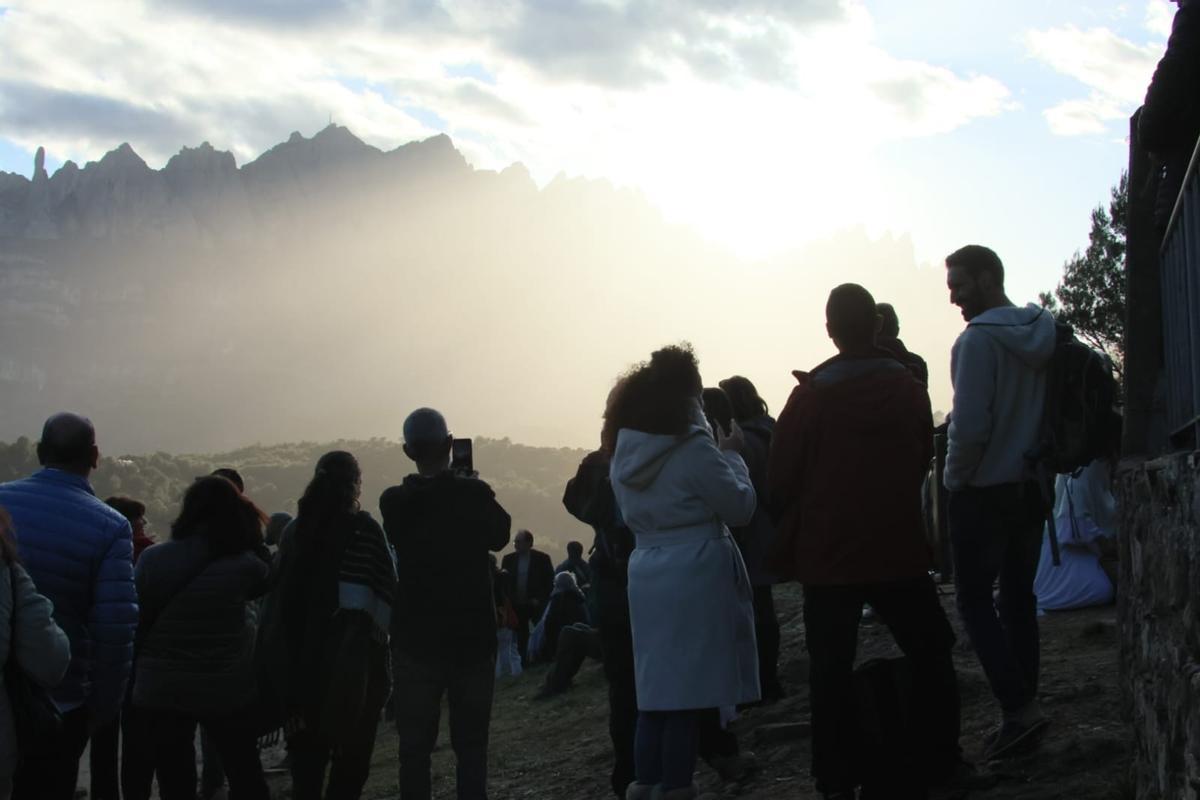 Públic expectant a l'espera de la posta