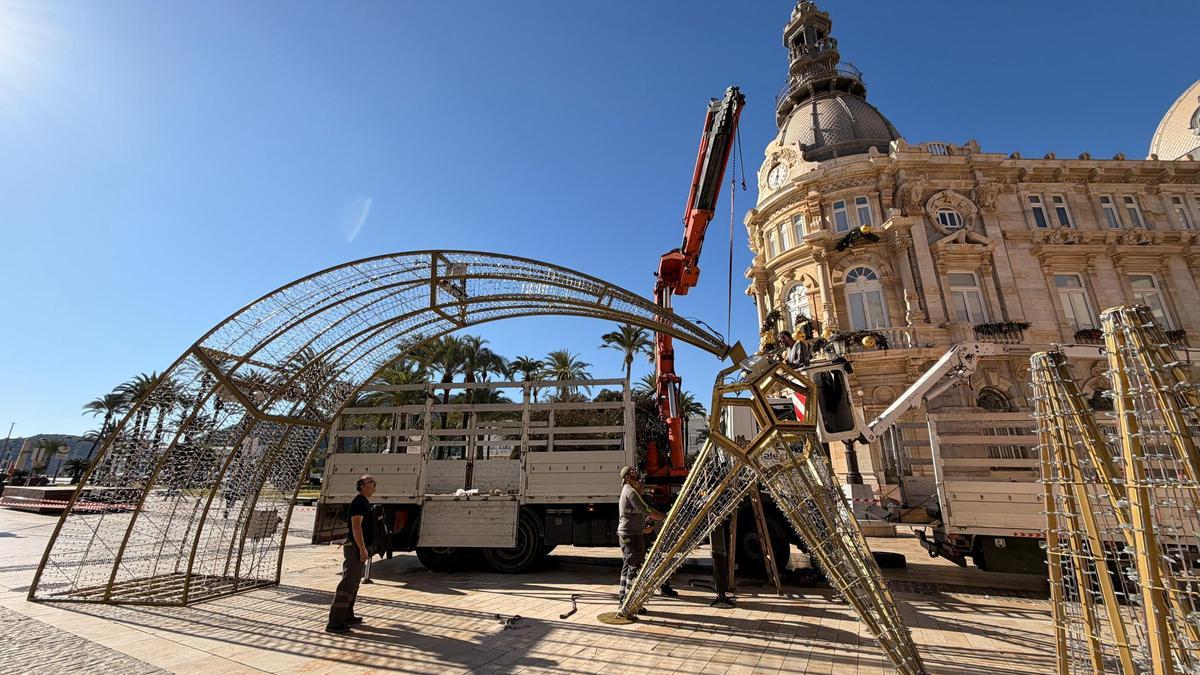 Operarios comienza la instalación de una estrella fugaz iluminada en la Plaza del Ayuntamiento este lunes