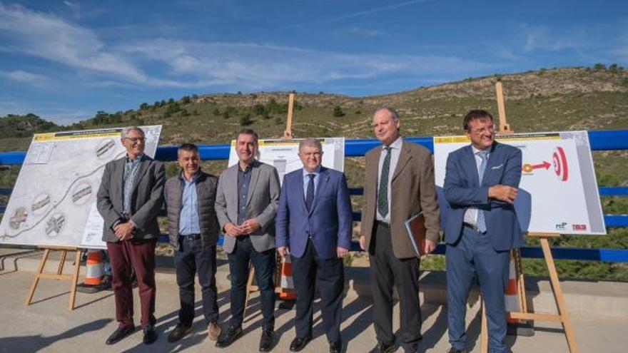 El delegado del Gobierno, José Vélez, visitó ayer las obras del nuevo tramo entre Yecla y Caudete. | JUANJO VALVERDE/E.P.