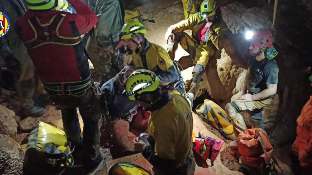 Un moment del rescat de la dona ferida en la cova de l’Alucine