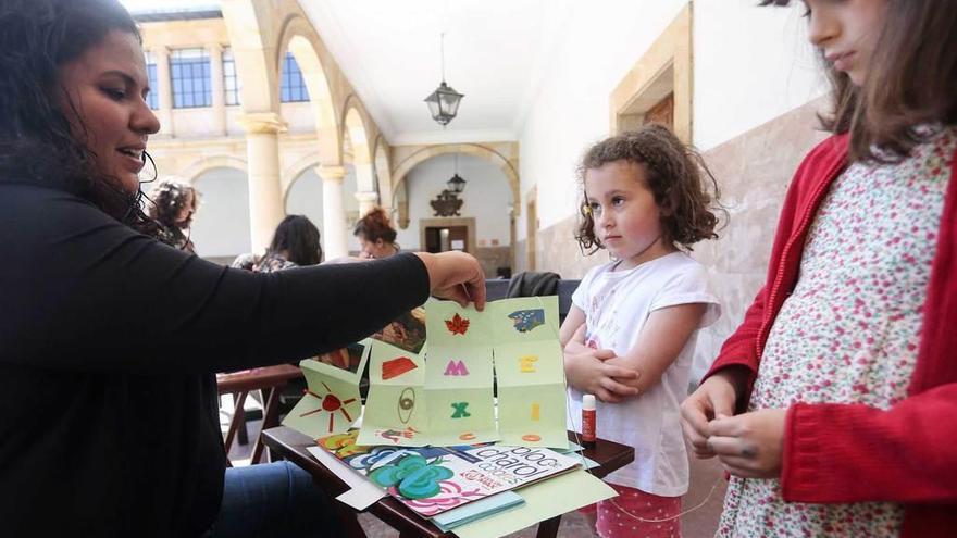 Dos niñas, durante el taller de libros de artista, ayer, en el patio de la Universidad.