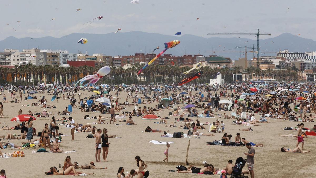 La playa del Cabanyal acoge el XXIV Festival de Cometas
