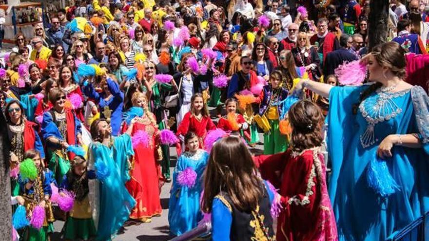 Multitud de personas, entre ellas las damas del alférez moro, en el popular flashmob.