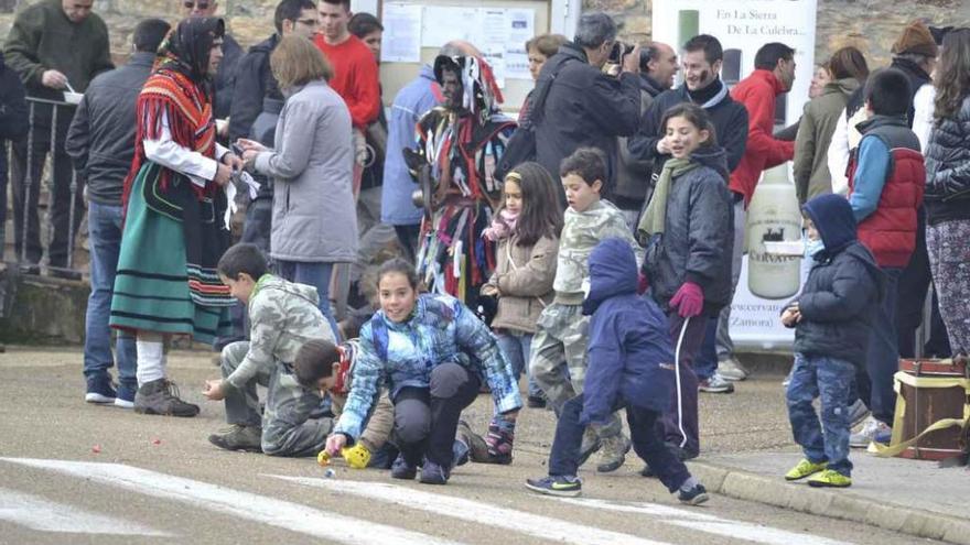 Niños y vecinos comparten unos momentos con los protagonistas del antruejo.