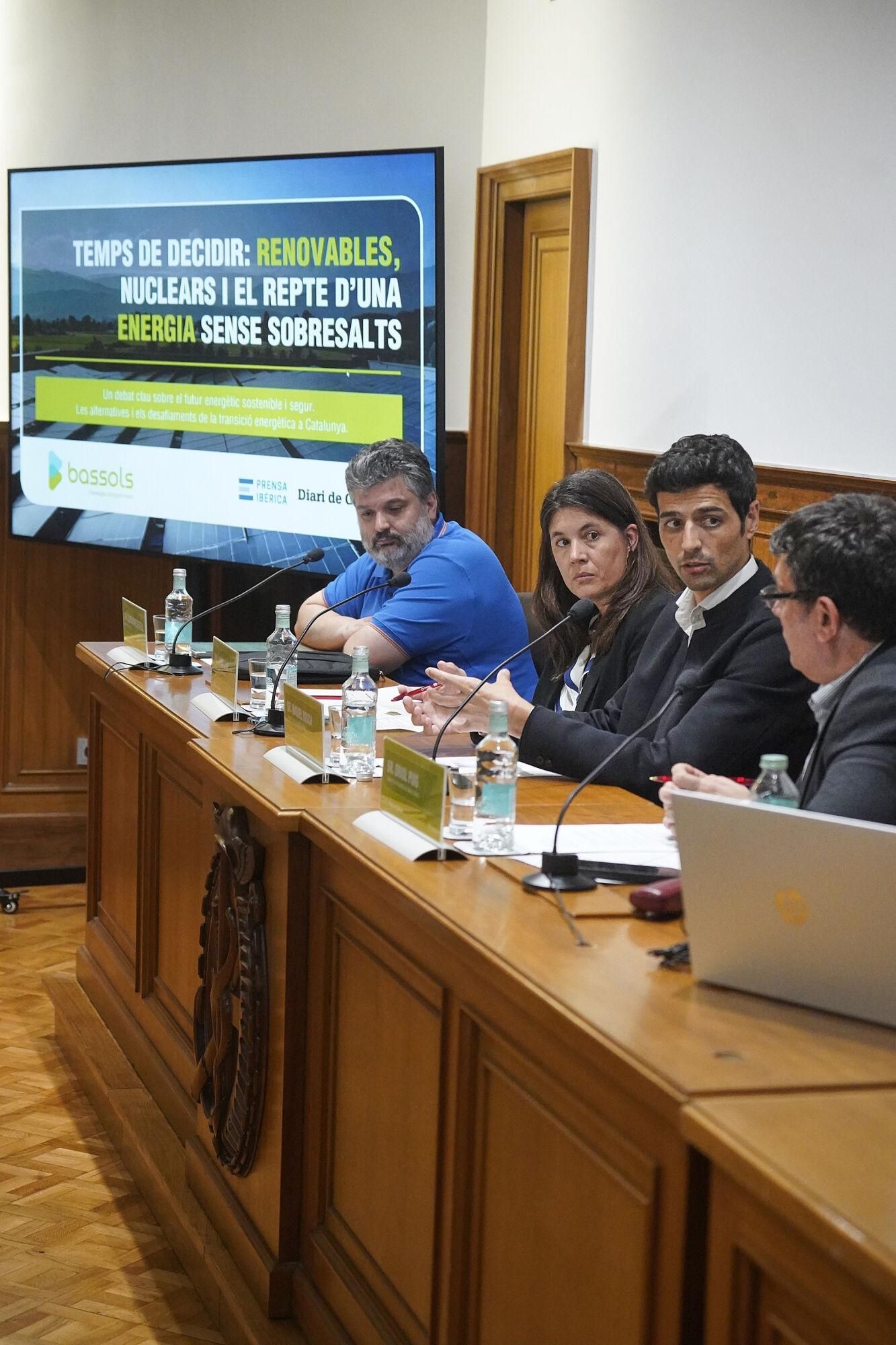 Girona cambra comerç jornada del diari «Temps de decidir: renovables, nuclears i el repte d’una energia sense sobresalts» Miquel Bosch, Director de negoci de Bassols Energia, Olot Prof. Alexandre Deltell, Universitat de Girona, enginyer de Fluids, Energia i Medi Ambient. Sra. Anna Camp, Directora de l’Institut Català d’Energia de Catalunya, Generalitat de Catalunya