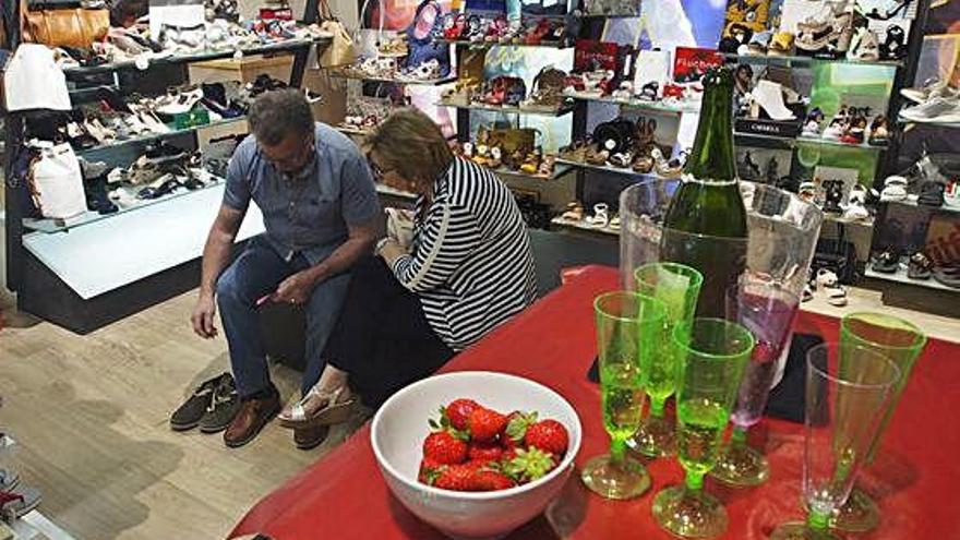 A banda de descomptes que oscil·laven del 10 al 50%, alguns establiments també oferien cava i maduixes