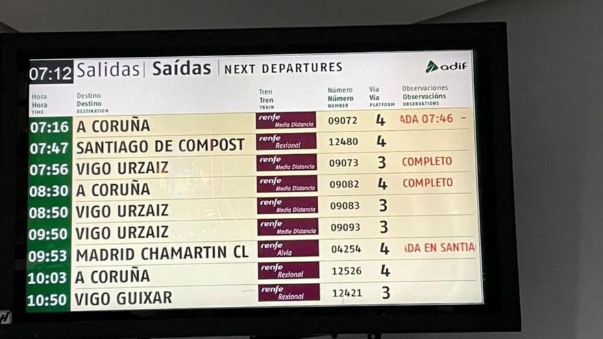 Pantalla en la estación con los horarios de salida de primera hora. |   // L. O.