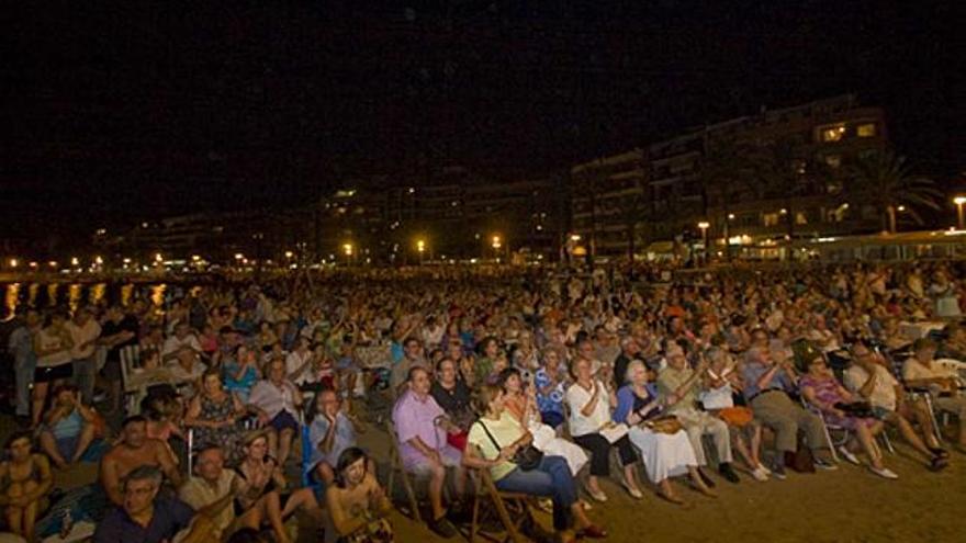 La &quot;Noche de las Habaneras&quot; llena la playa del Cura