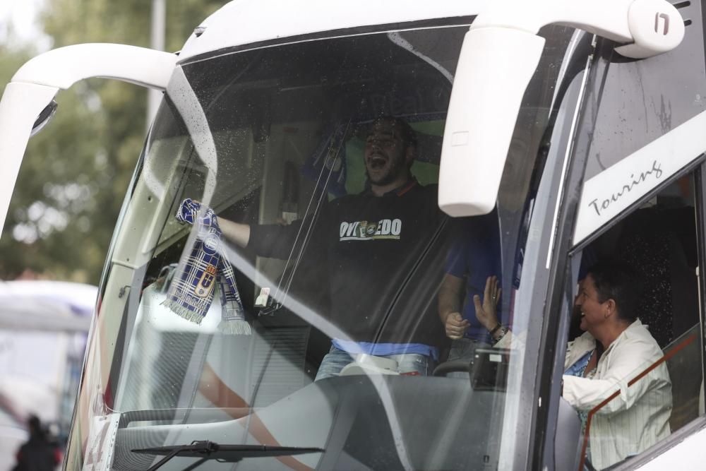 Llegada de los aficionados del Oviedo a El Molinón para presenciar el derbi