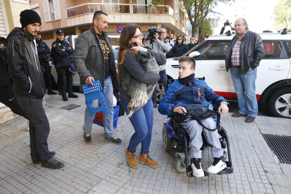 Protestas por el desahucio de un menor con discapacidad en Palma