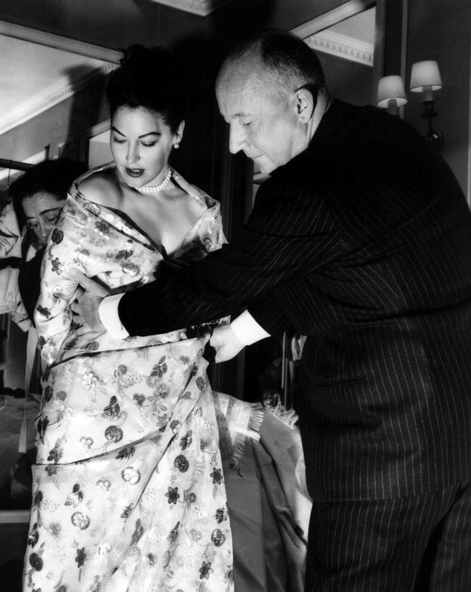 Christian Dior viste a Ava Gardner para la película 'La cabaña' en 1957