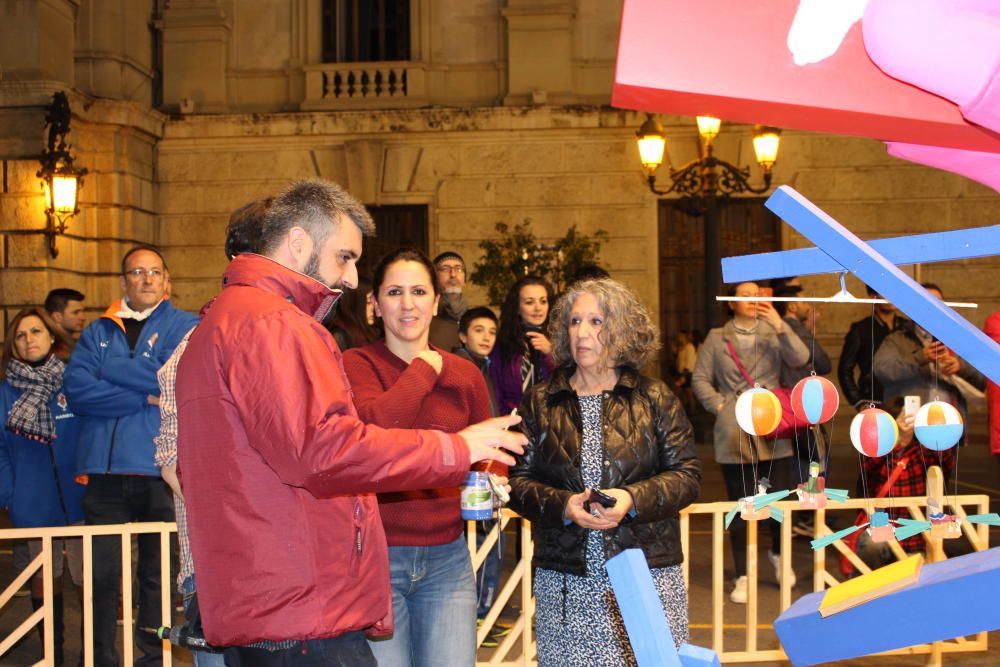 Noche de "plantà" de la falla infantil municipal