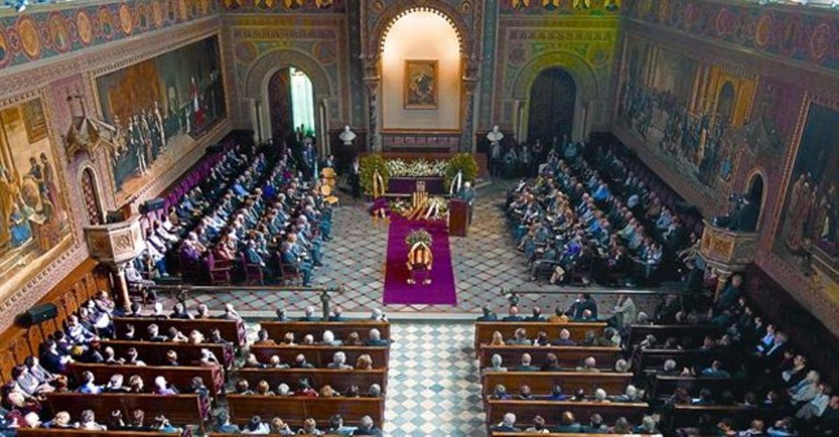 El fèretre de Joan Solà, al paranimf de la Universitat de Barcelona.