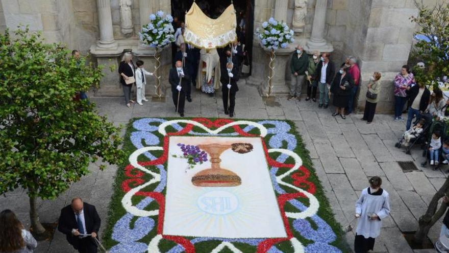 La salida de la procesión desde la iglesia de Cangas.   | //  GONZALO NÚÑEZ