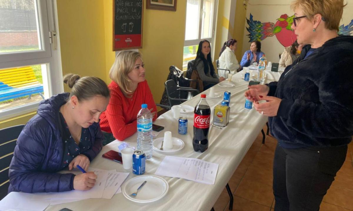 Tania, una ucraniana que lleva varios años en Benavente, colabora como intérprete y ayuda a sus compatriotas con la enseñanza del idioma. | E. P.