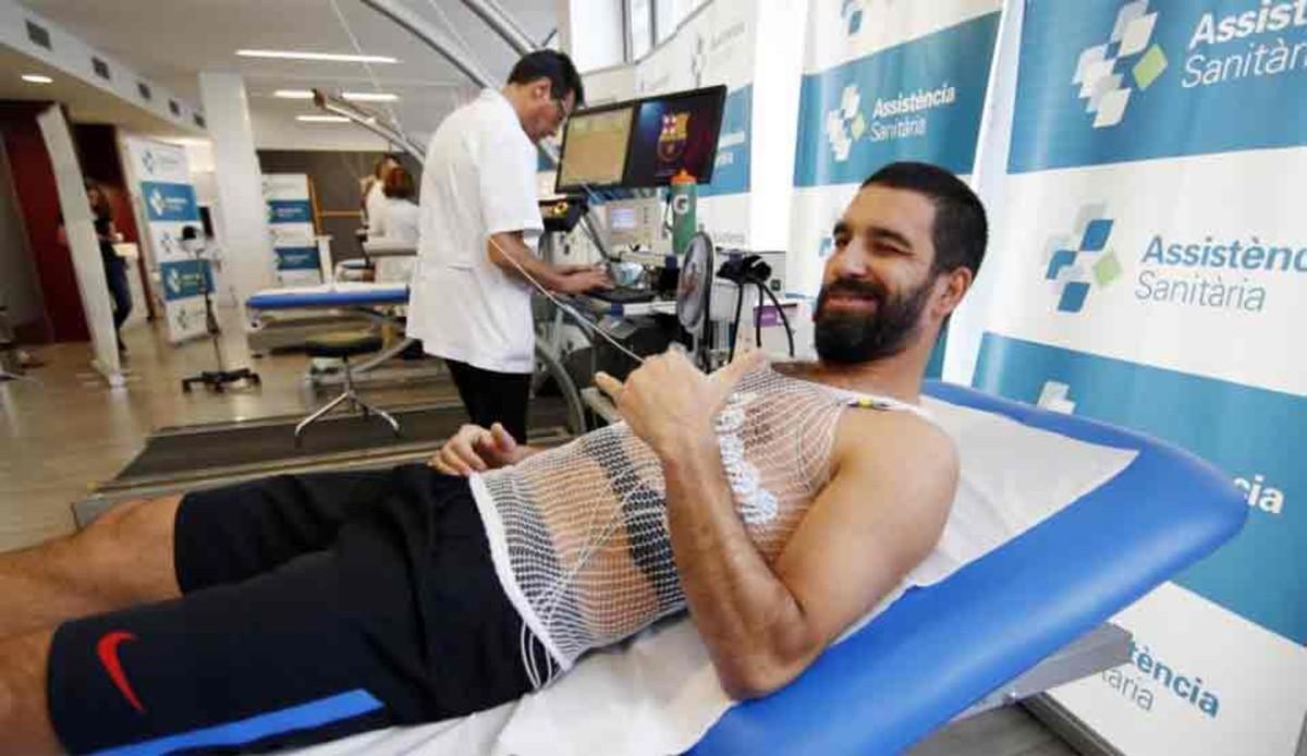 Arda Turan, durante la revisión médica