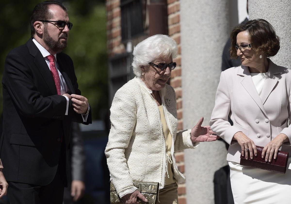 Los padres de Letizia Ortiz y su abuela, el día de la Primera Comunión de Leonor