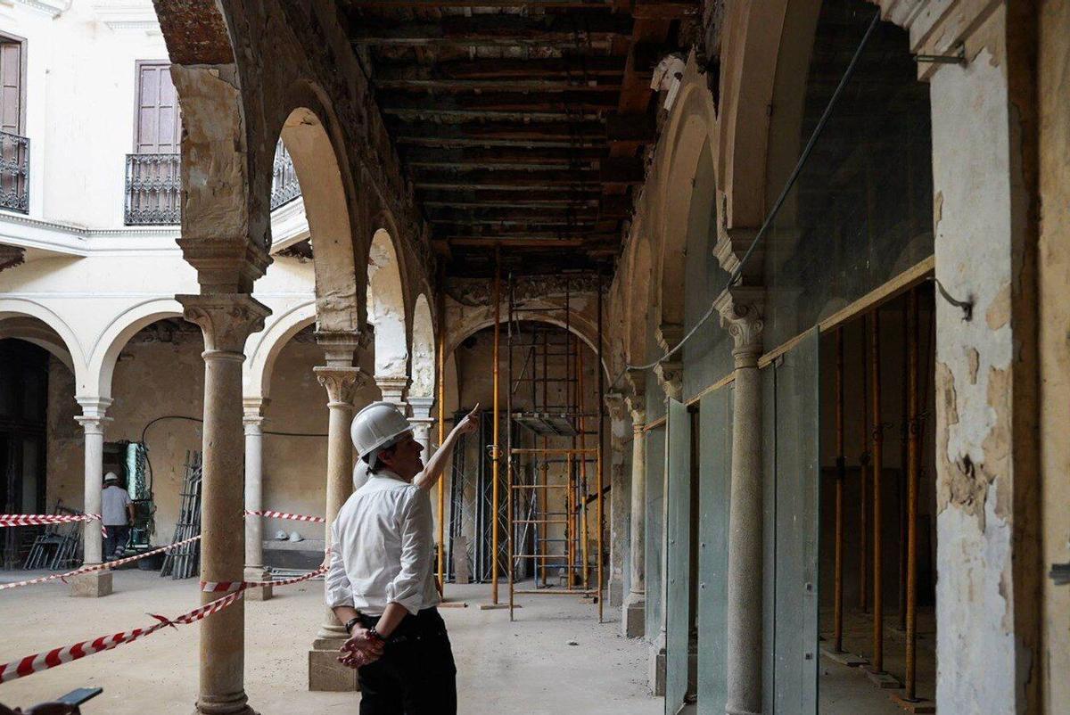 Obras de rehabilitación del edificio de la antigua Real Academia de Córdoba en la calle Ambrosio de Morales