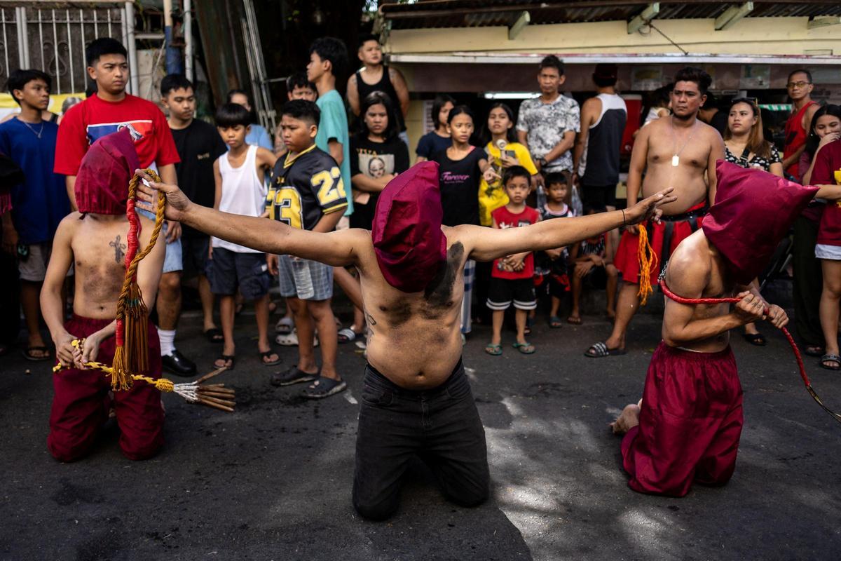 Decenas de devotos filipinos piden el perdón de sus pecados autoflagelándose Decenas de devotos filipinos piden el perdón de sus pecados autoflagelándose