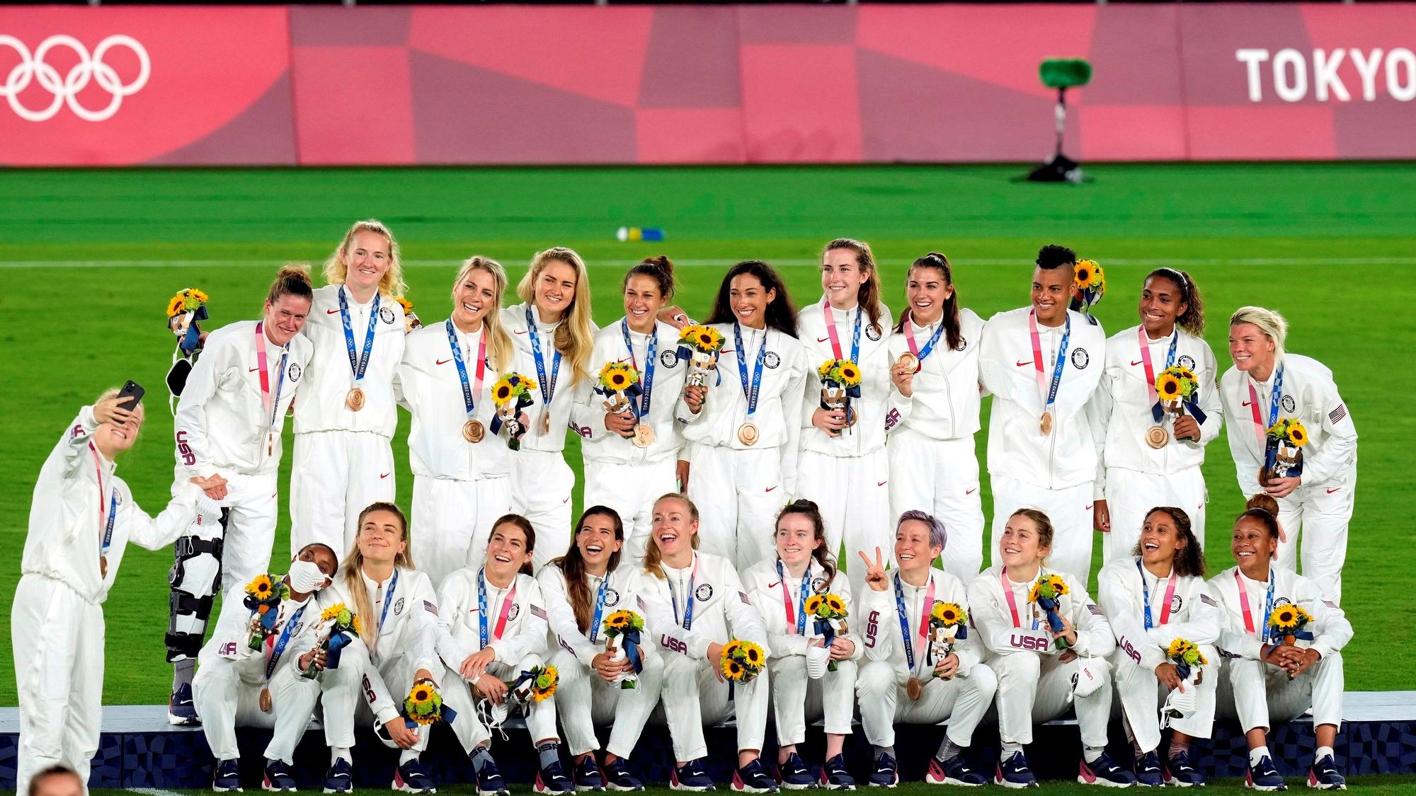La selección femenina de EEUU de fútbol posa con la medalla de bronce de los Juegos de Tokio.