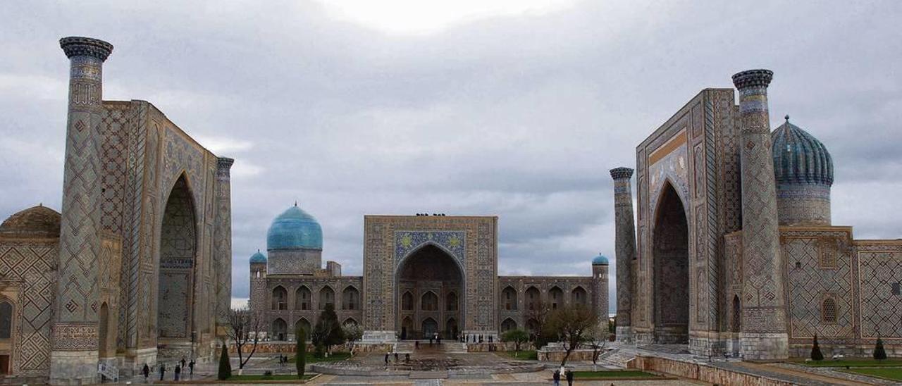 A praza do Registán no corazón da cidade de Samarkanda (Uzbekistán).