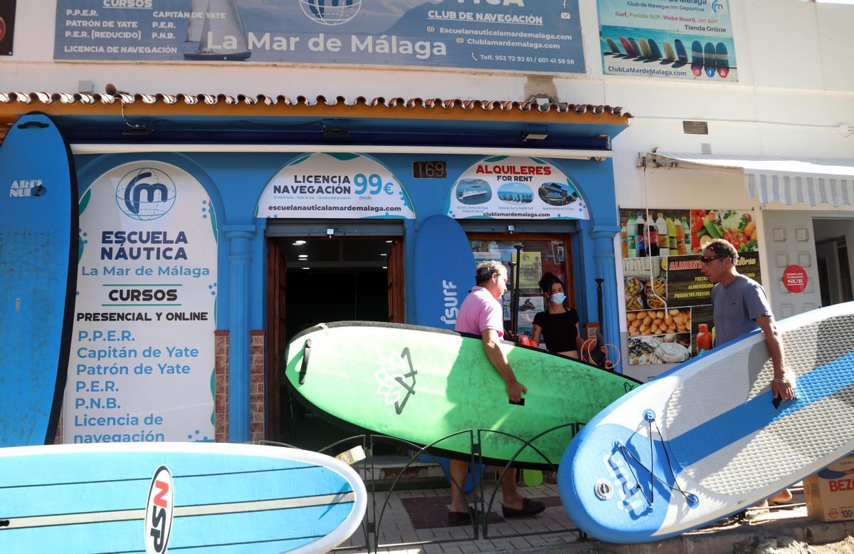 Aumenta la práctica de surf y paddel surf en las playas de Málaga