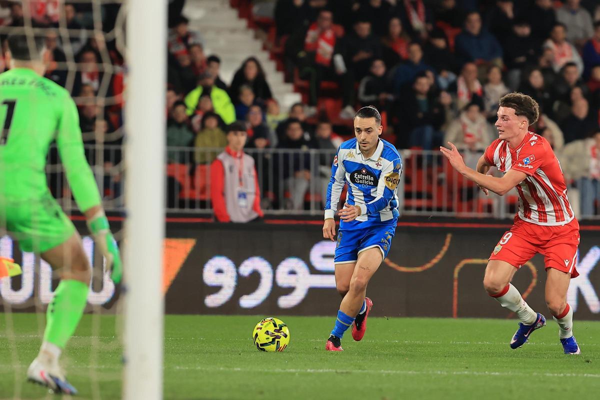 Luismi controla el balón en el partido contra el Almería.