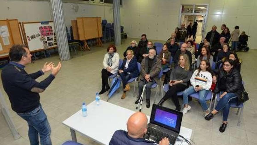 Rafael Domínguez se reunió con vecinos de Monte Porreiro. // G. S.